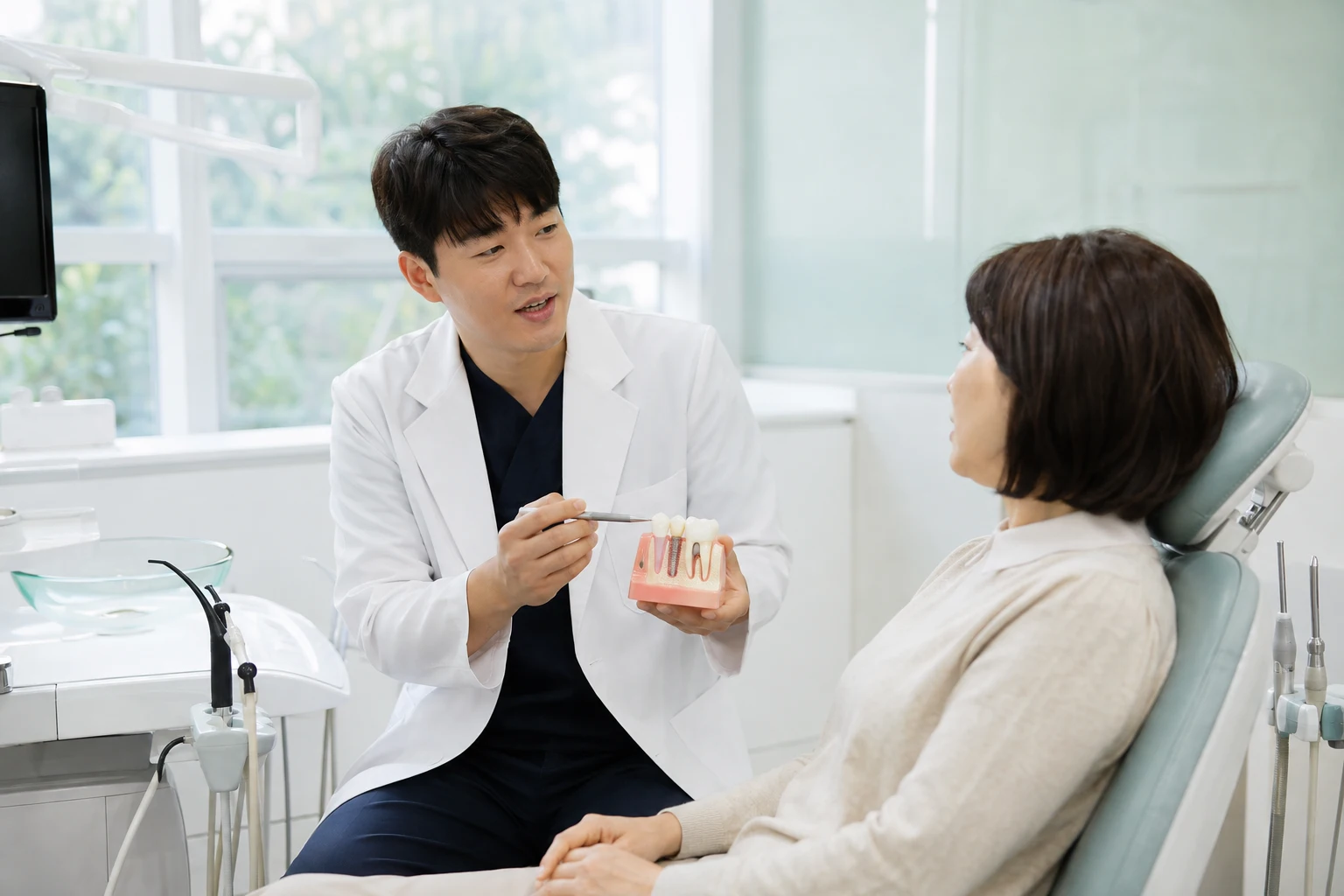 임플란트 뼈이식 판단 기준을 살펴보는 장면